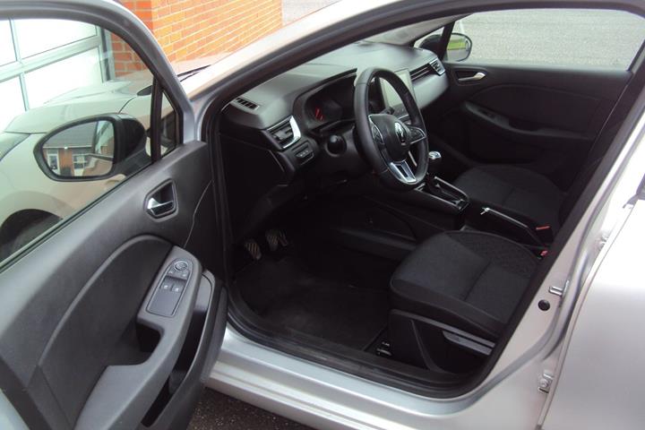 Sølv Renault Clio V fra 2023
