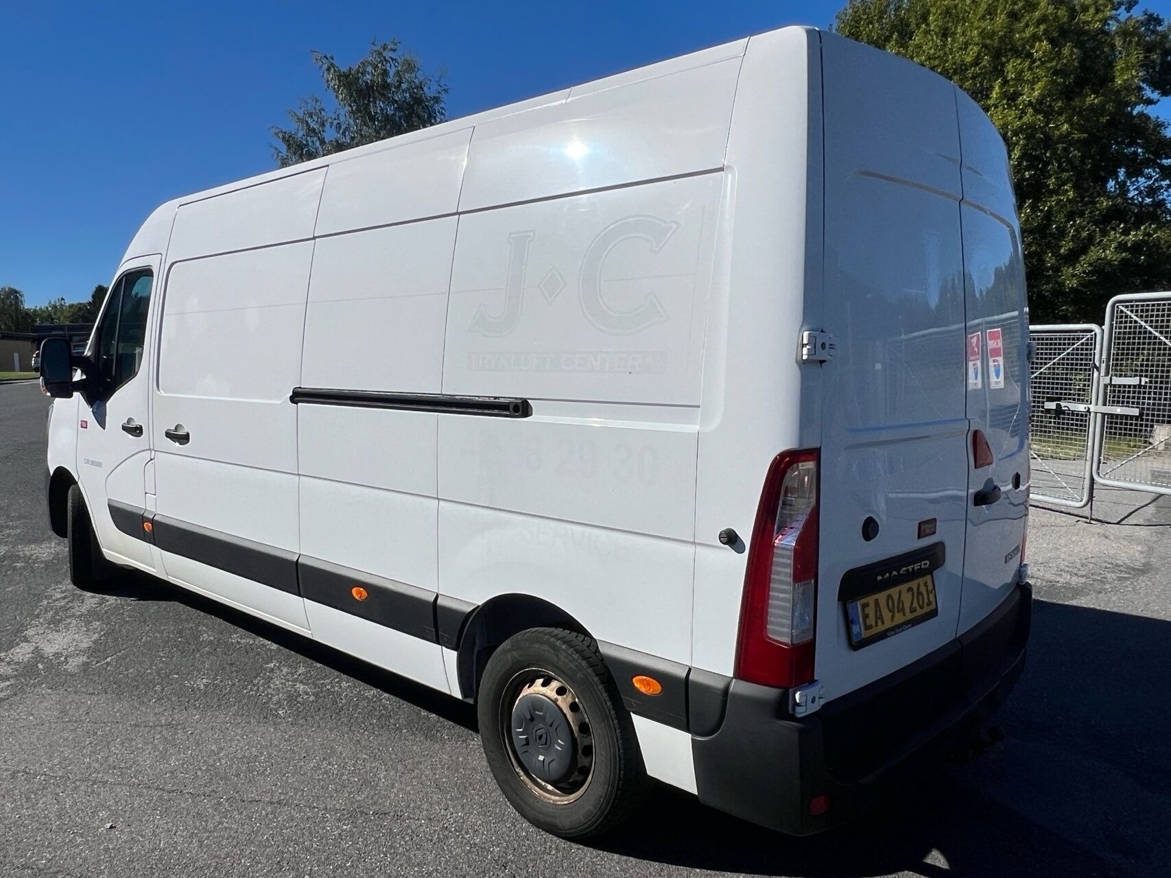 Hvid Renault Master fra 2020
