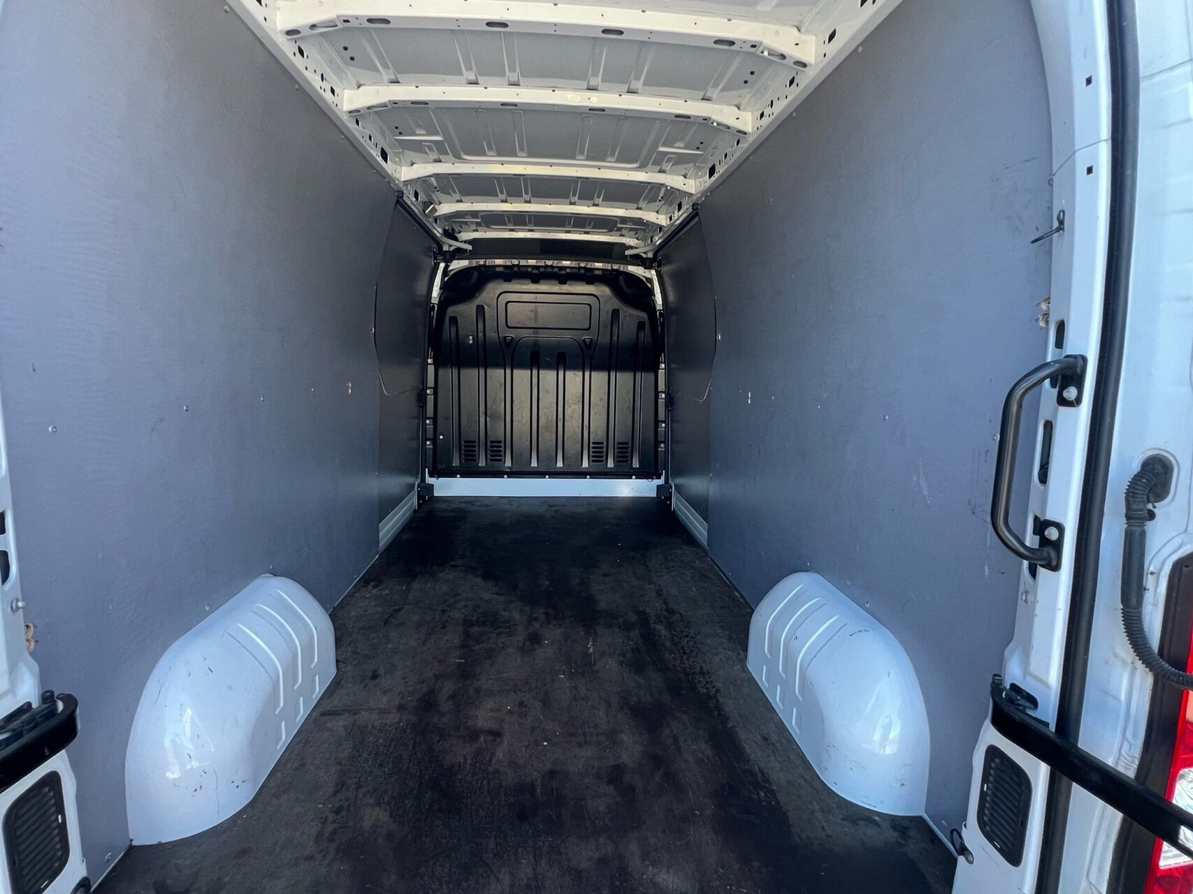Hvid Renault Master fra 2020