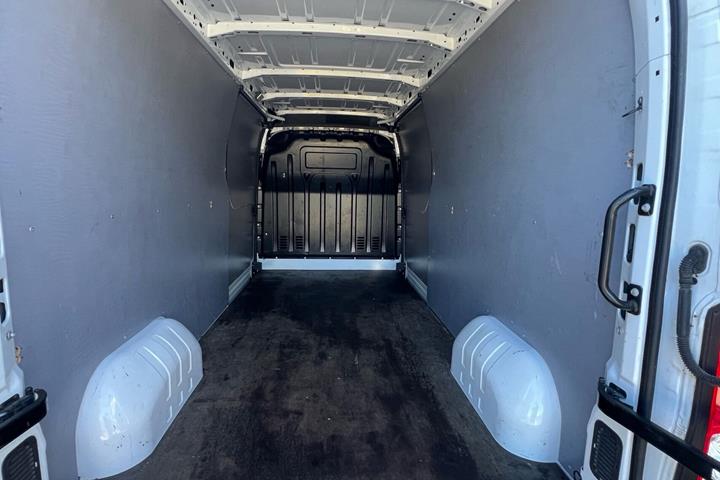 Hvid Renault Master fra 2020