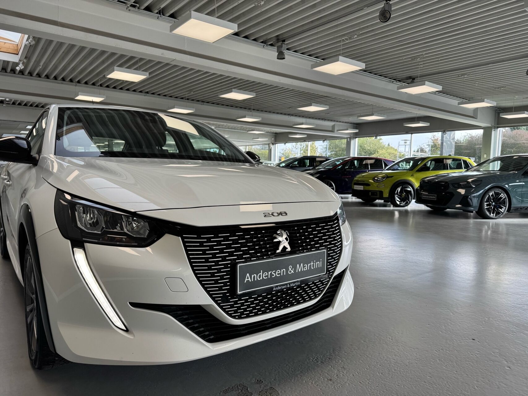 Hvid Peugeot e-208 fra 2023