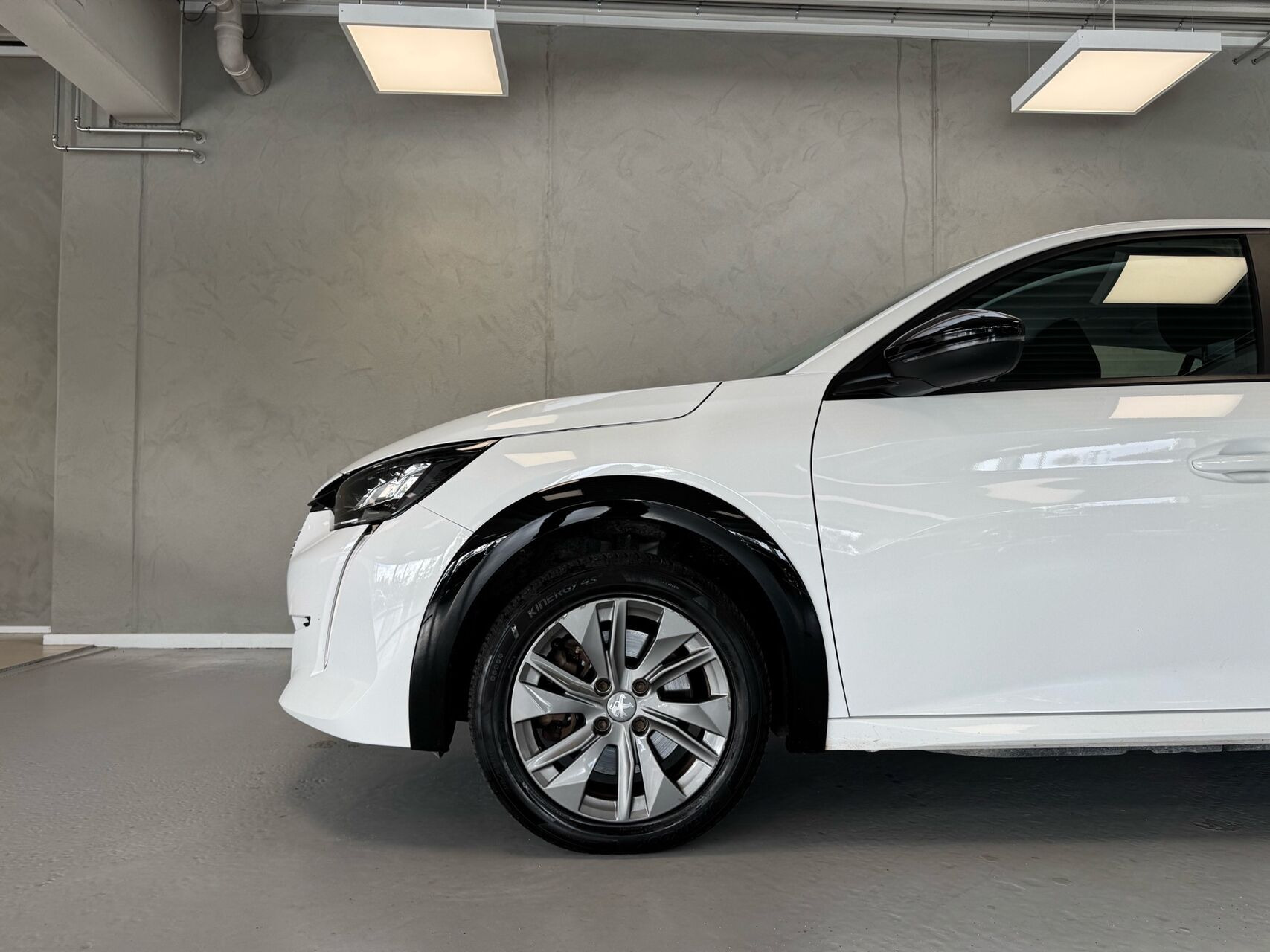 Hvid Peugeot e-208 fra 2023