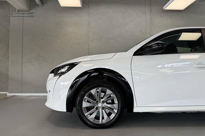 Hvid Peugeot e-208 fra 2023
