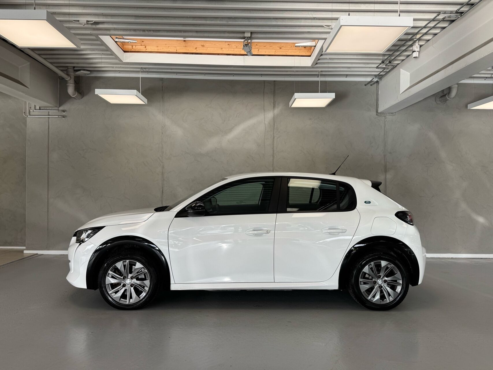 Hvid Peugeot e-208 fra 2023