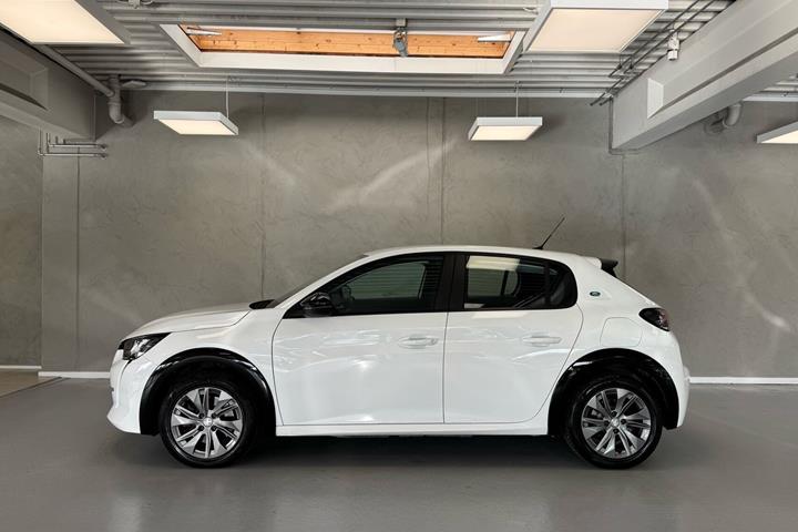 Hvid Peugeot e-208 fra 2023