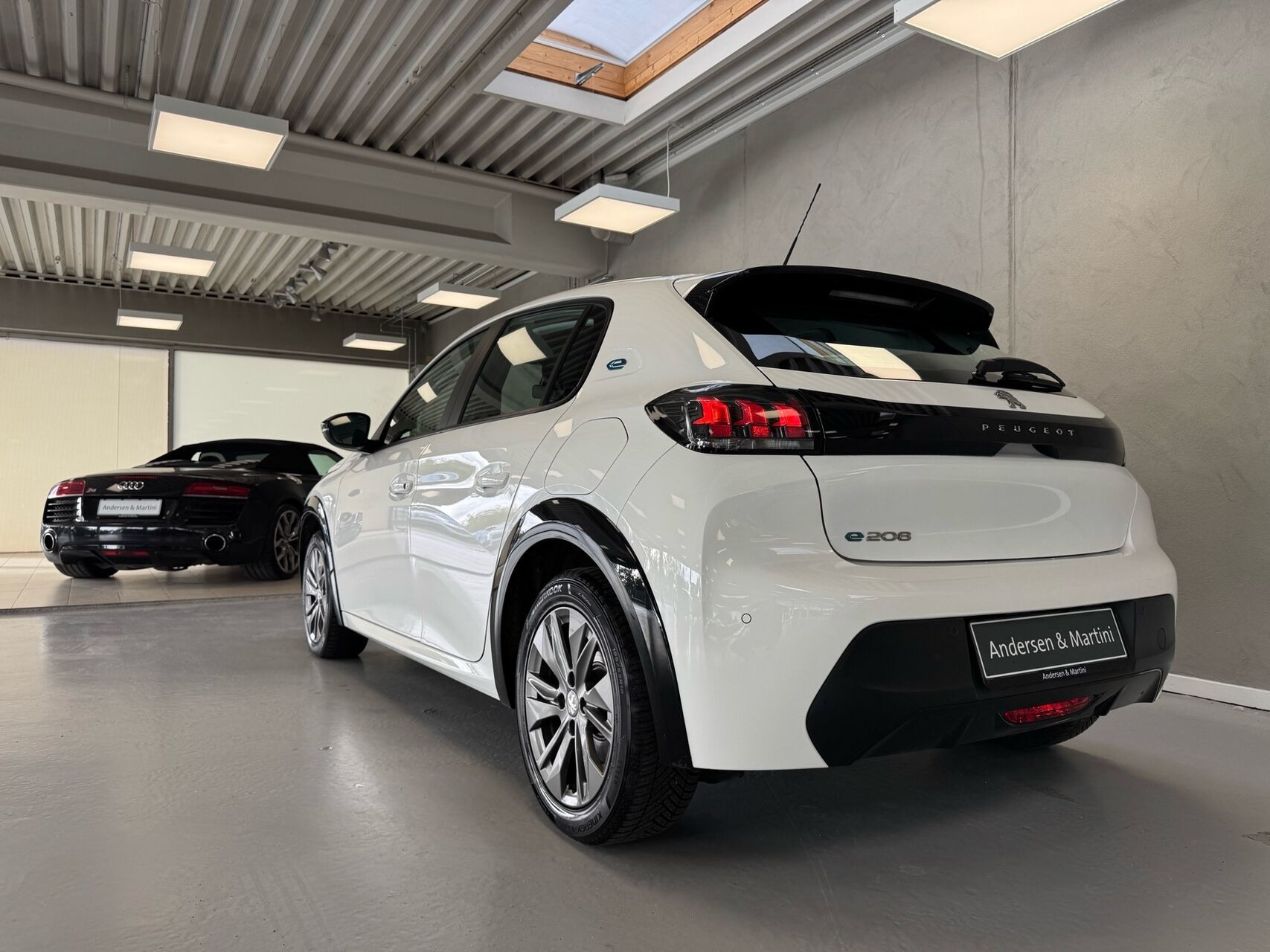 Hvid Peugeot e-208 fra 2023