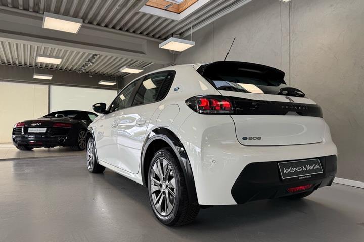 Hvid Peugeot e-208 fra 2023