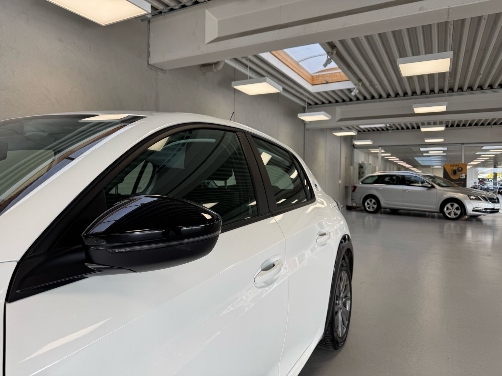 Hvid Peugeot e-208 fra 2023