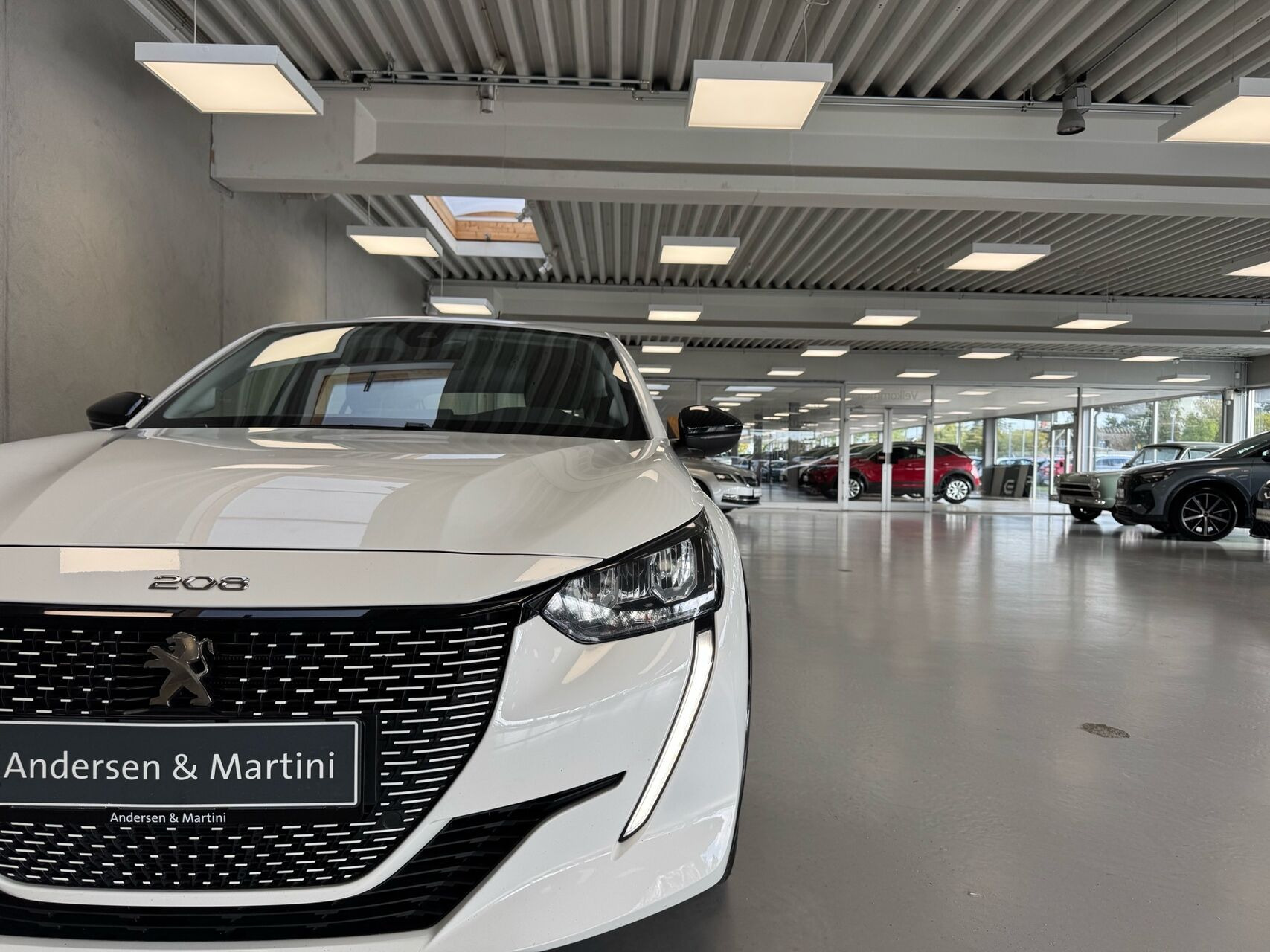 Hvid Peugeot e-208 fra 2023