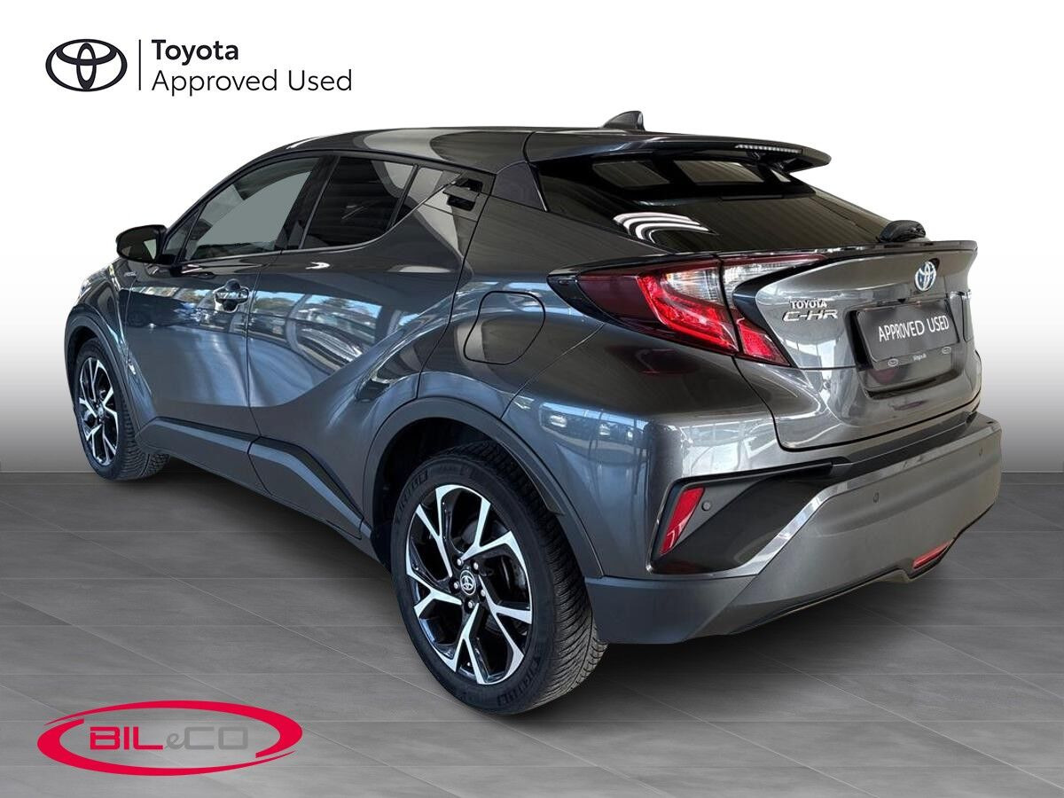 Grå Toyota C-HR fra 2021