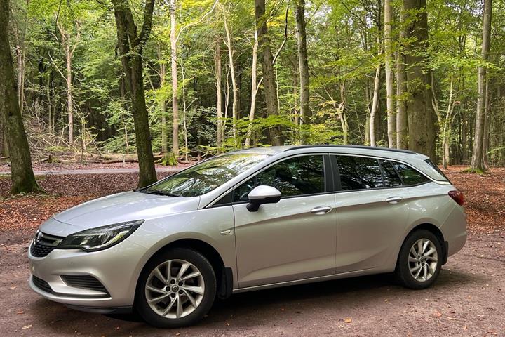 Sølv Opel Astra fra 2019