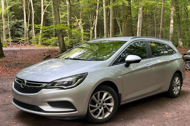 Sølv Opel Astra fra 2019