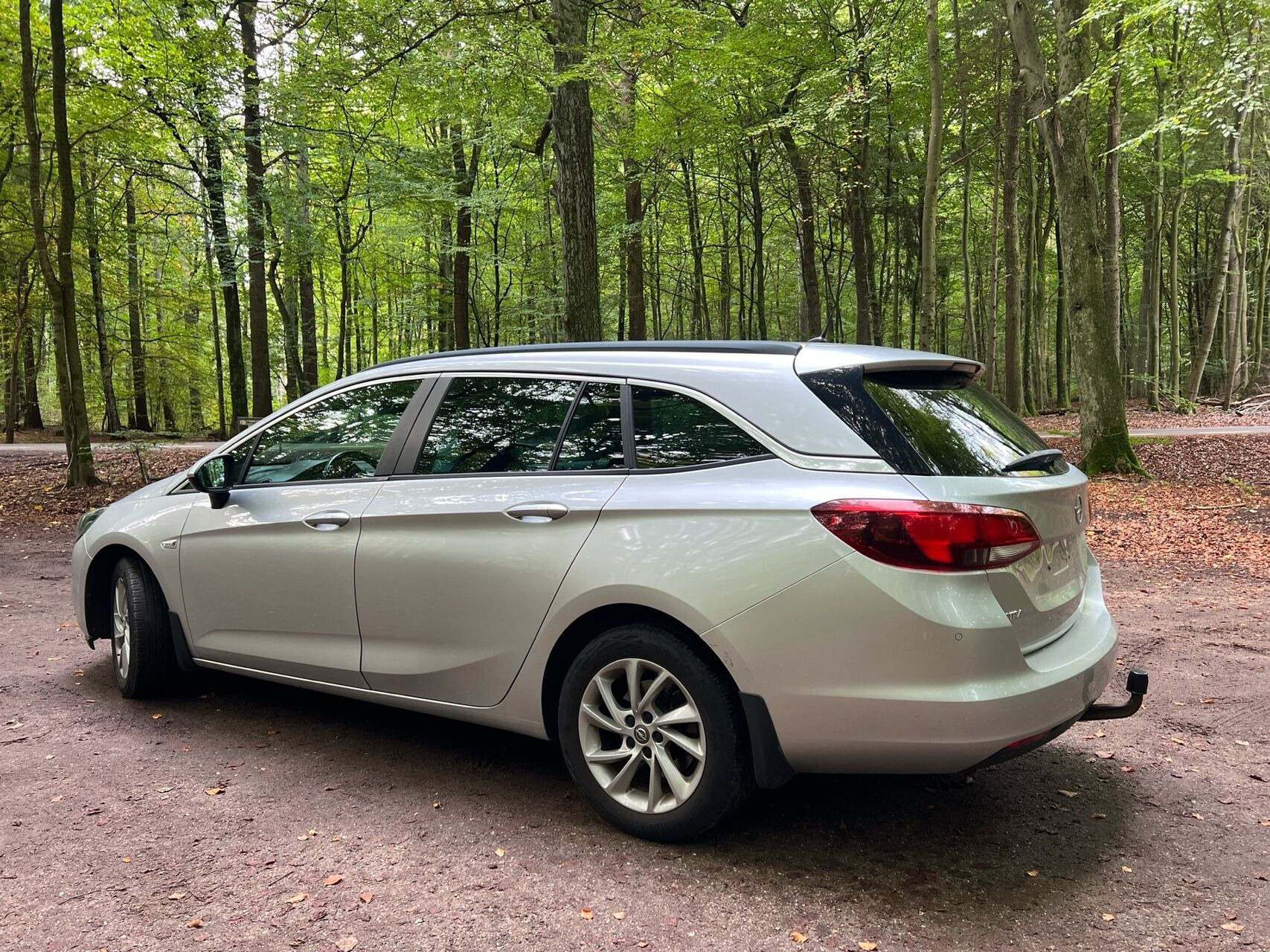 Sølv Opel Astra fra 2019