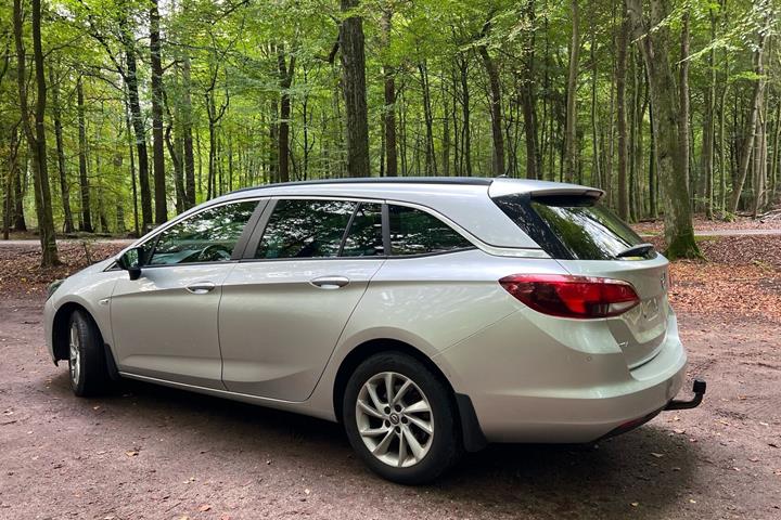 Sølv Opel Astra fra 2019
