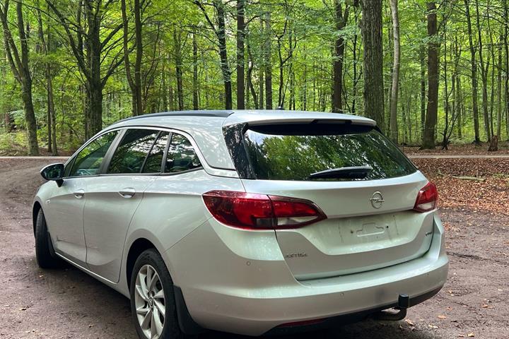 Sølv Opel Astra fra 2019