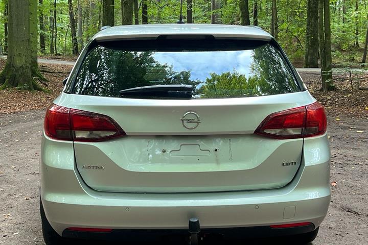 Sølv Opel Astra fra 2019
