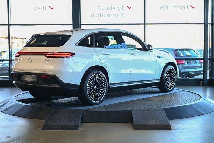 Hvid Mercedes EQC400 fra 2021