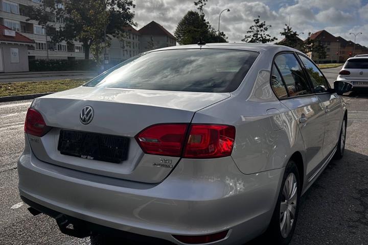 Sølv VW Jetta fra 2011