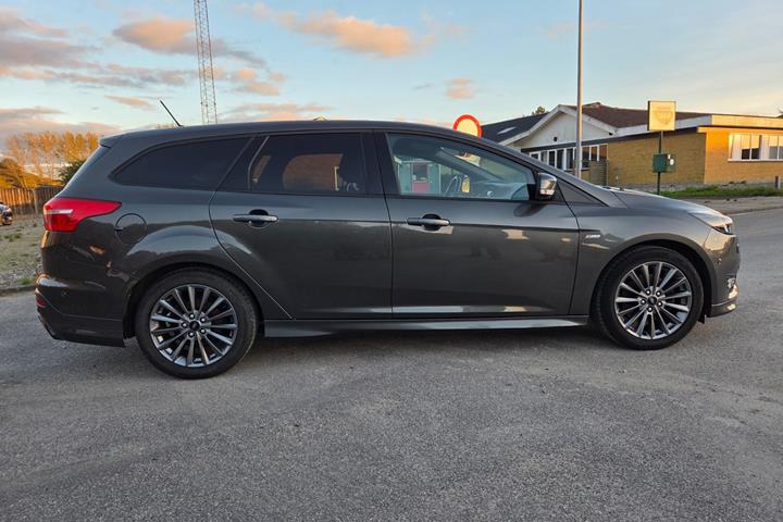 Grå Ford Focus fra 2017