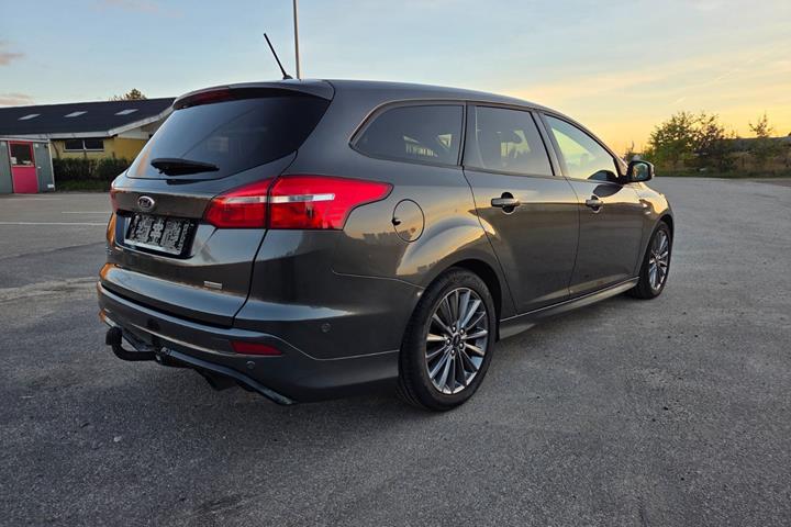 Grå Ford Focus fra 2017