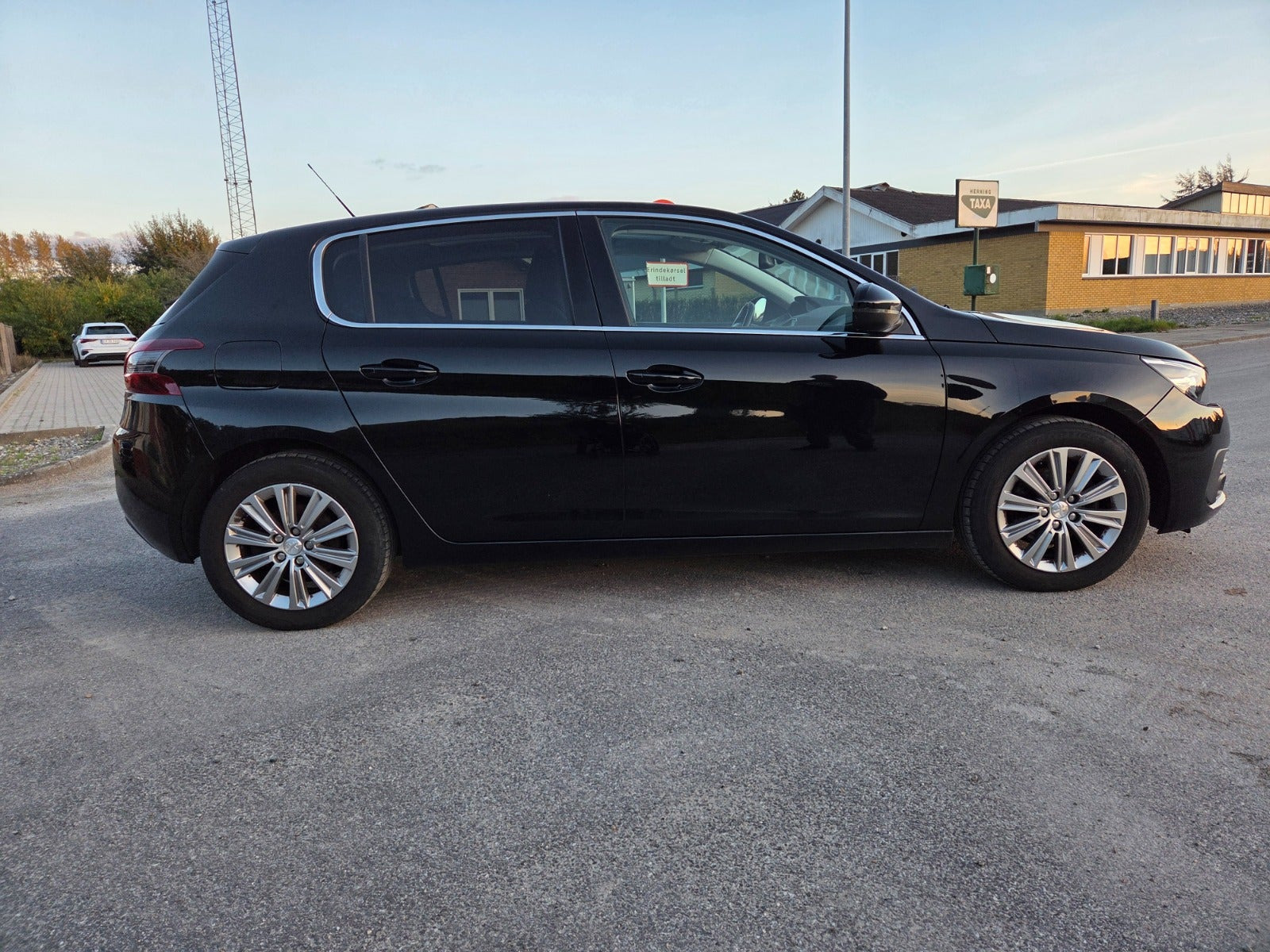 Sort Peugeot 308 fra 2020