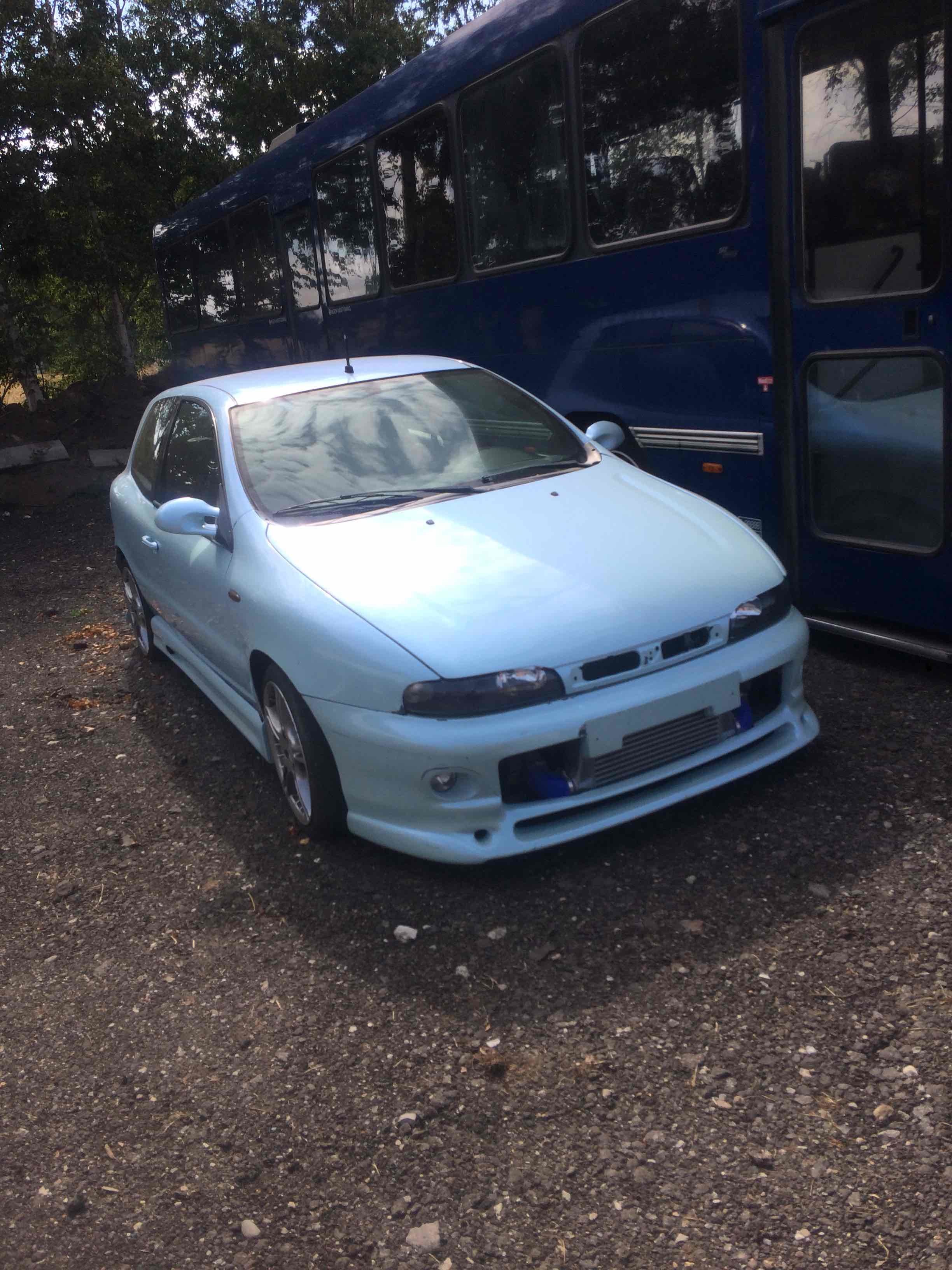 Blå Fiat Bravo fra 1996