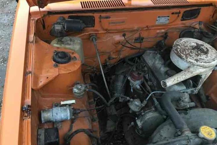 Orange Toyota Corolla fra 1976