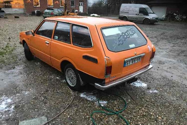 Orange Toyota Corolla fra 1976