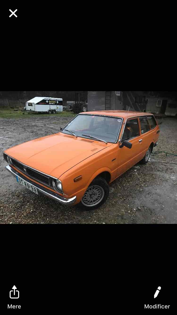 Orange Toyota Corolla fra 1976