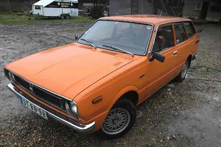 Orange Toyota Corolla fra 1976