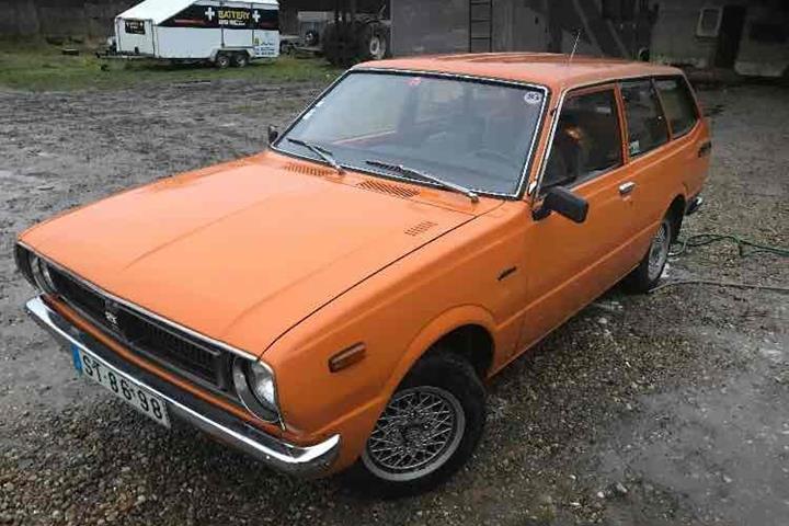Orange Toyota Corolla fra 1976