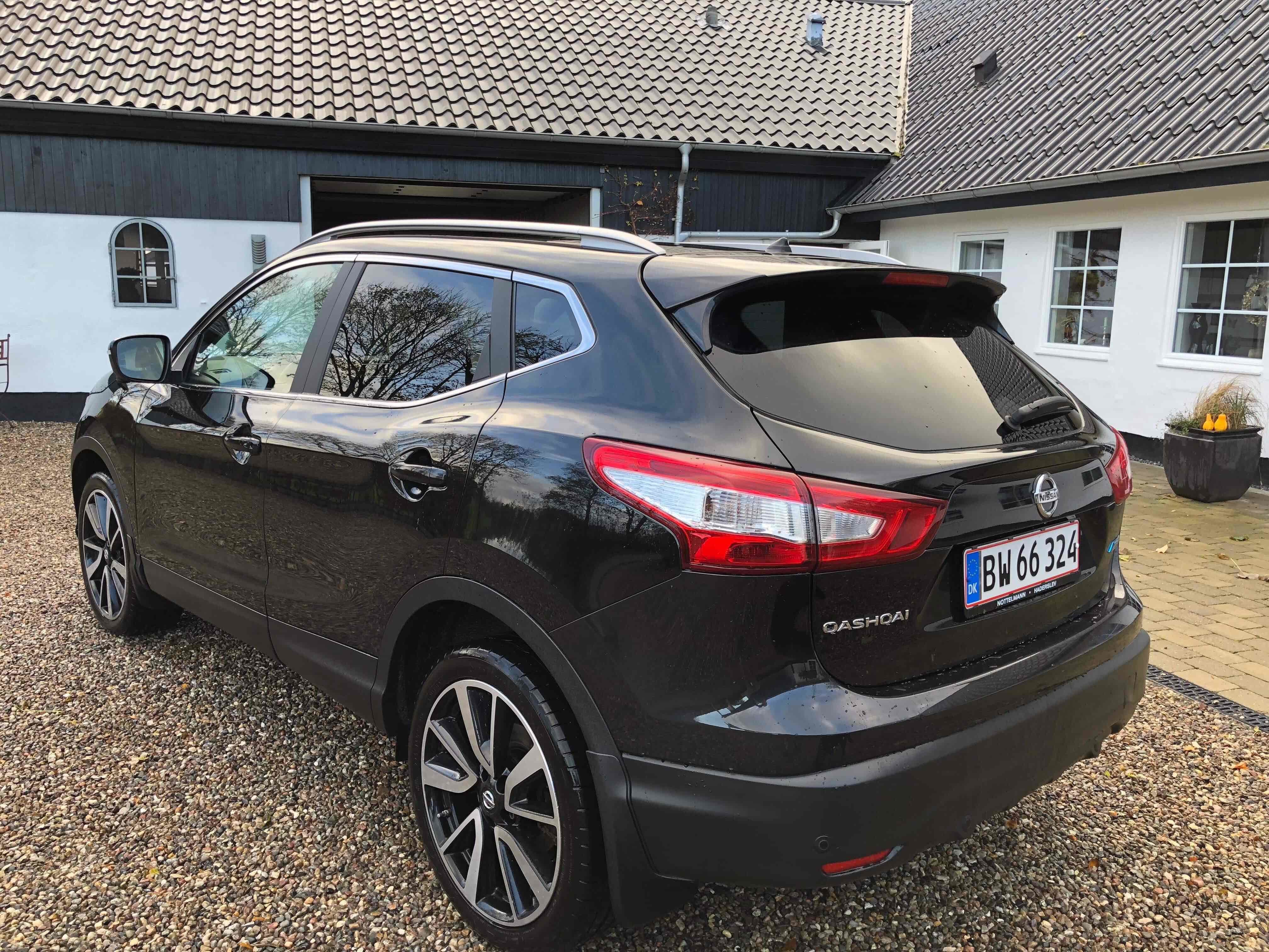 Sort Nissan Qashqai fra 2014