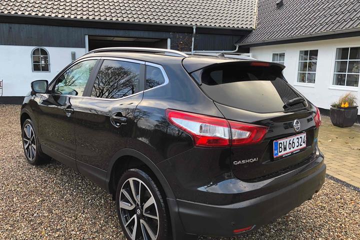 Sort Nissan Qashqai fra 2014