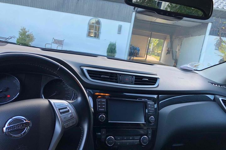 Sort Nissan Qashqai fra 2014