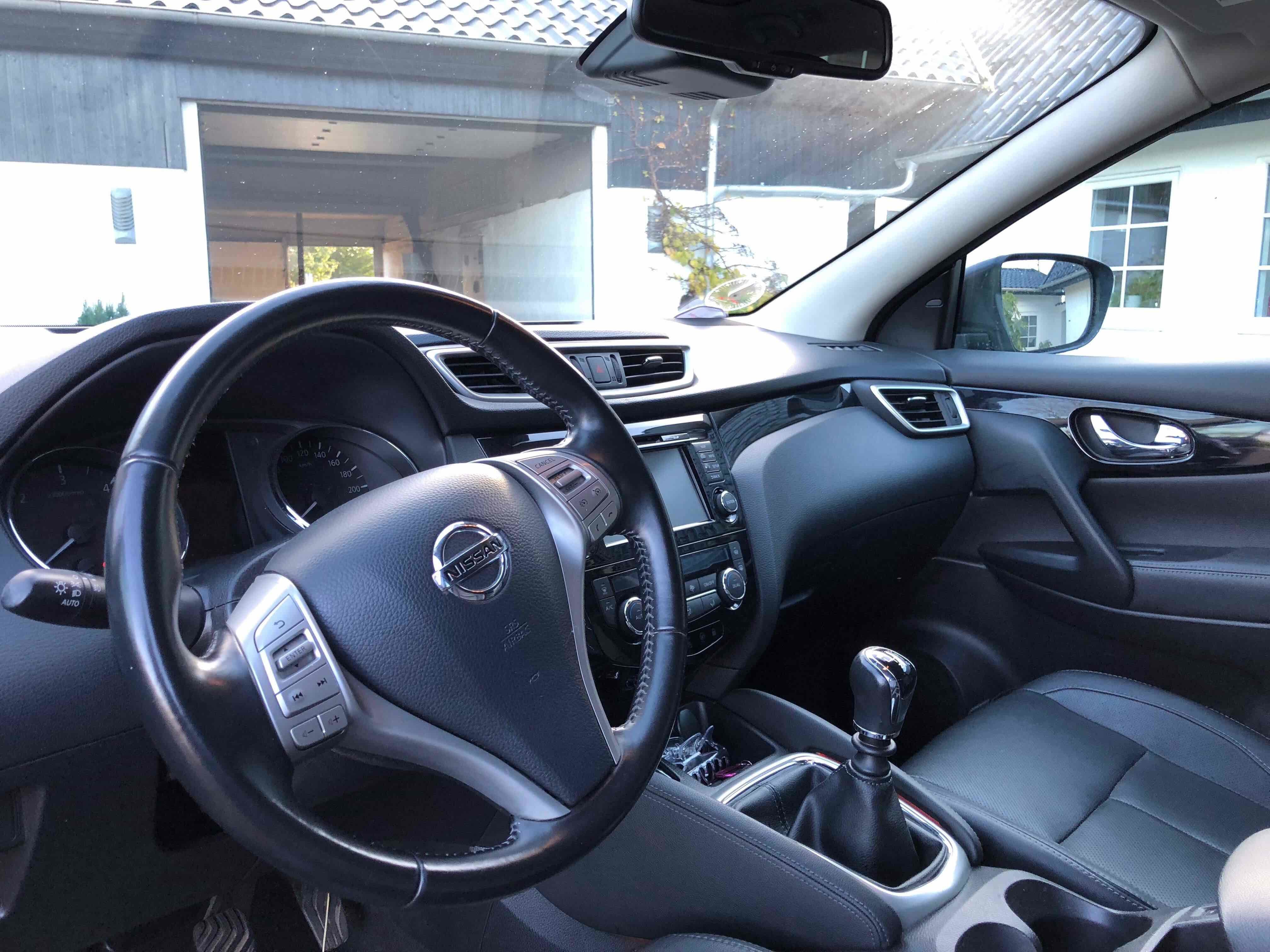 Sort Nissan Qashqai fra 2014