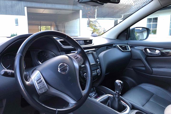 Sort Nissan Qashqai fra 2014