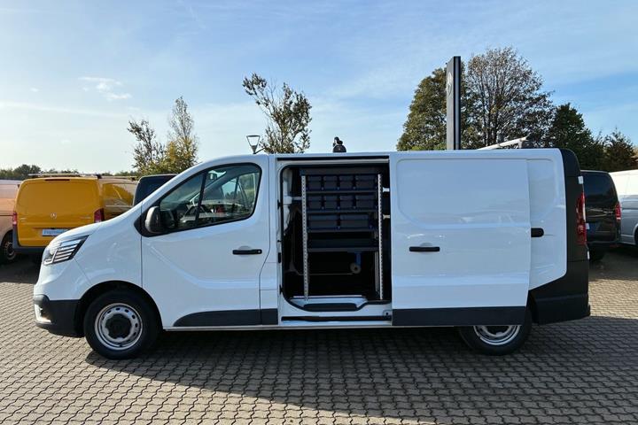 Hvid Renault Trafic fra 2023