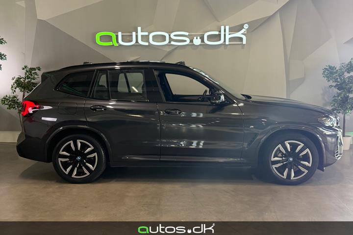 Grå BMW iX3 fra 2022