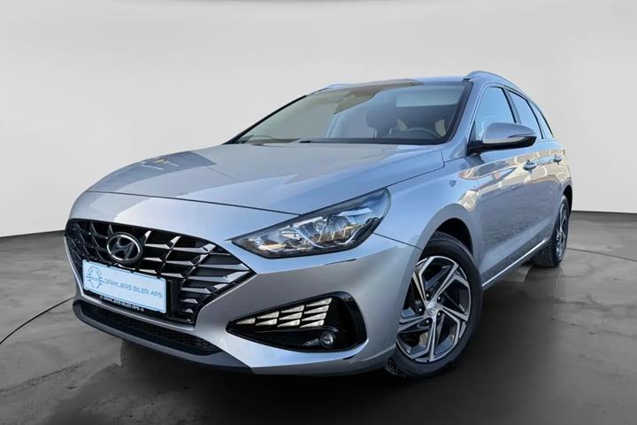 Grå Hyundai i30 fra 2022 set udefra