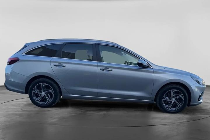 Grå Hyundai i30 fra 2022