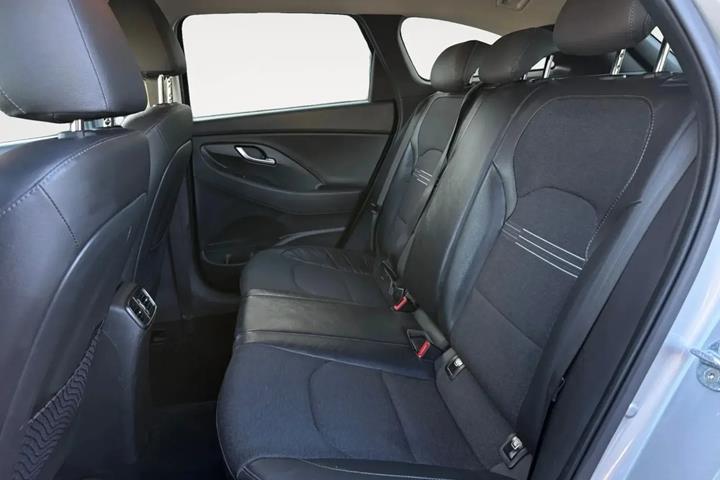 Grå Hyundai i30 fra 2022