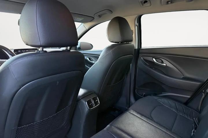 Grå Hyundai i30 fra 2022