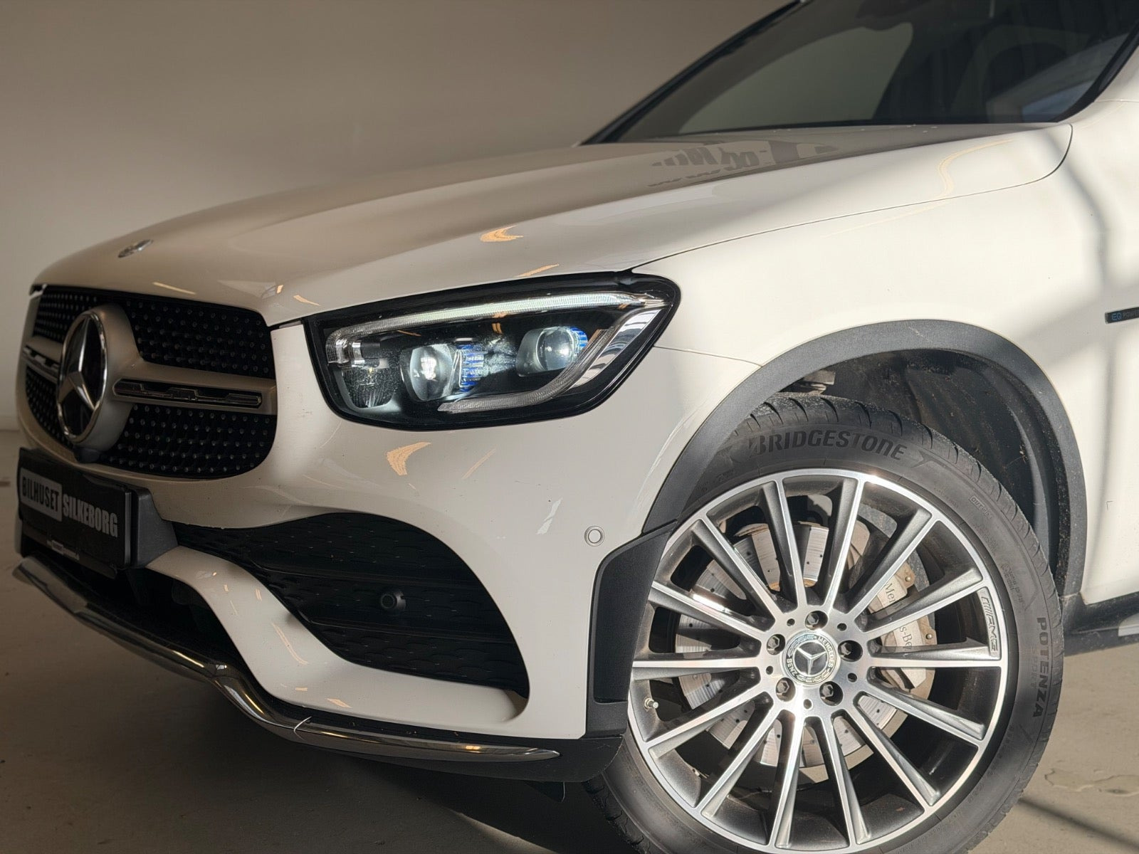 Hvid Mercedes GLC300 de fra 2021