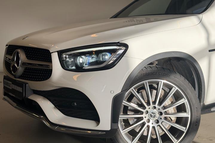 Hvid Mercedes GLC300 de fra 2021