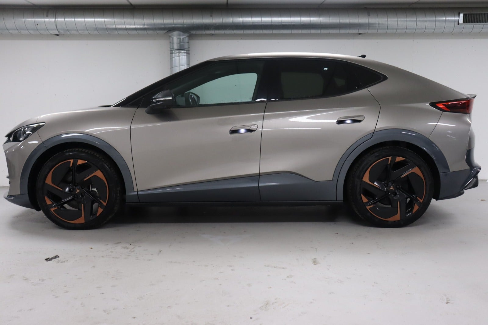 Beige Cupra Tavascan fra 2024