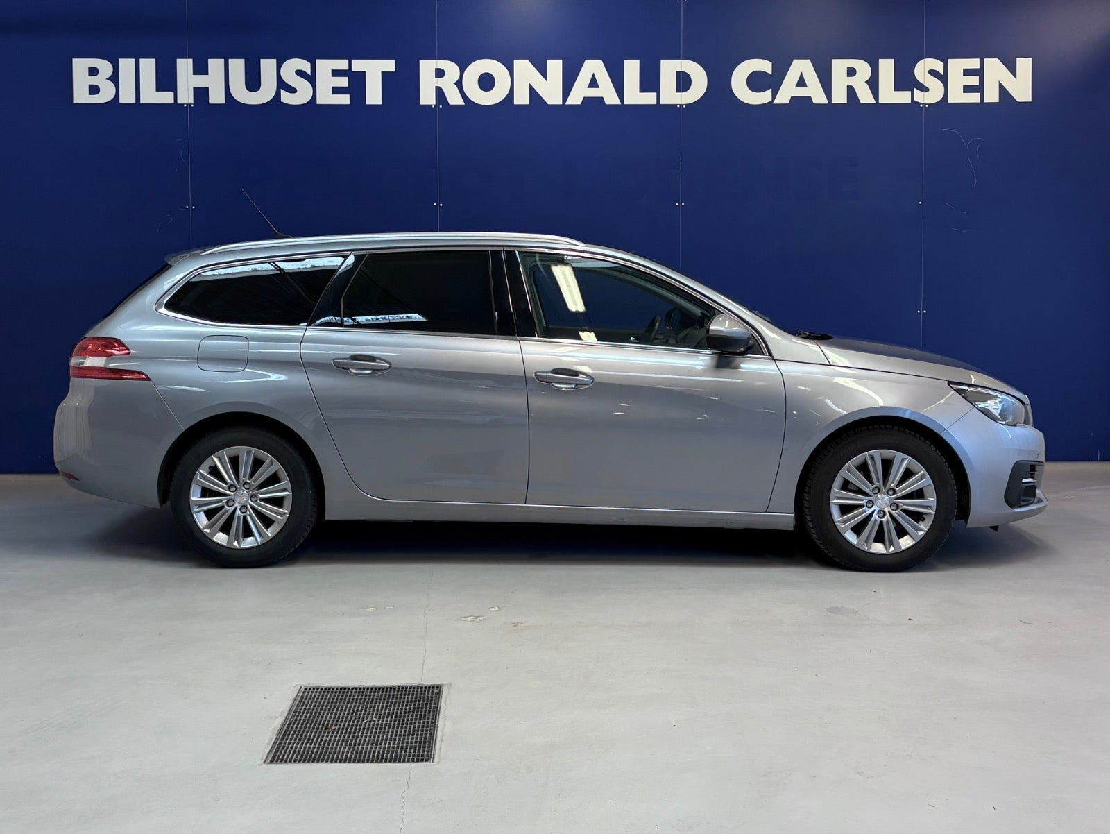 Sølv Peugeot 308 fra 2019