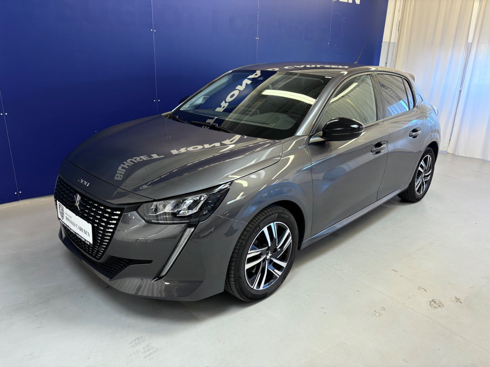 Grå Peugeot 208 fra 2022