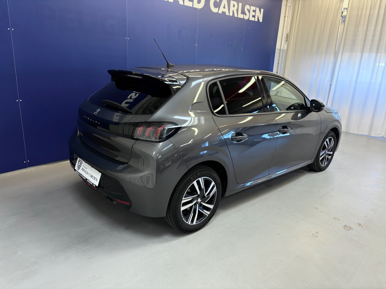 Grå Peugeot 208 fra 2022