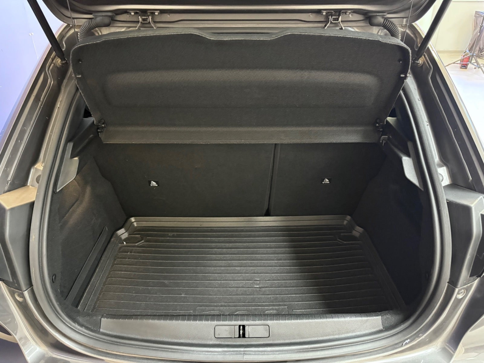 Grå Peugeot 208 fra 2022