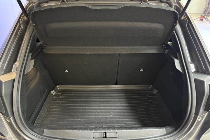 Grå Peugeot 208 fra 2022